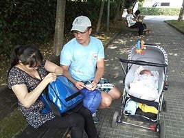 Una familia, junto a su bebé.