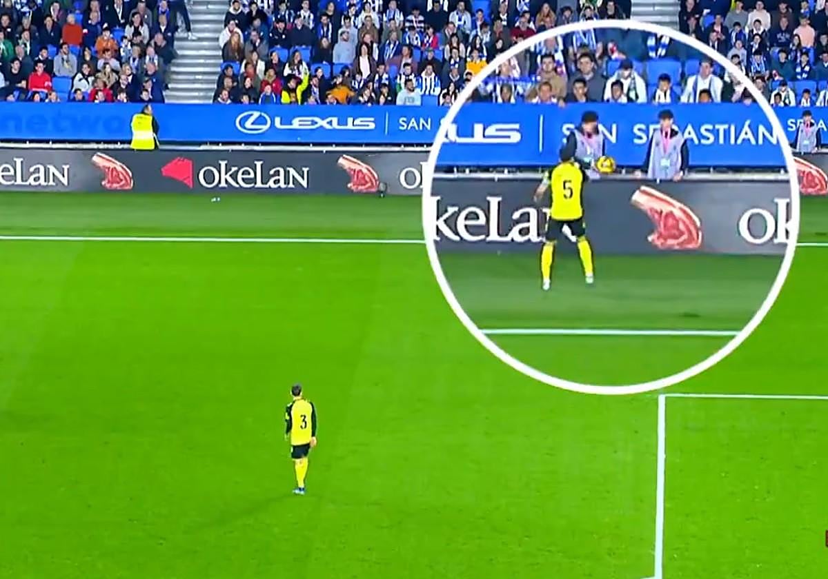 Momento en el que Marc Bartra se encara con un recogepelotas en el Real Sociedad 2 - Betis 0.