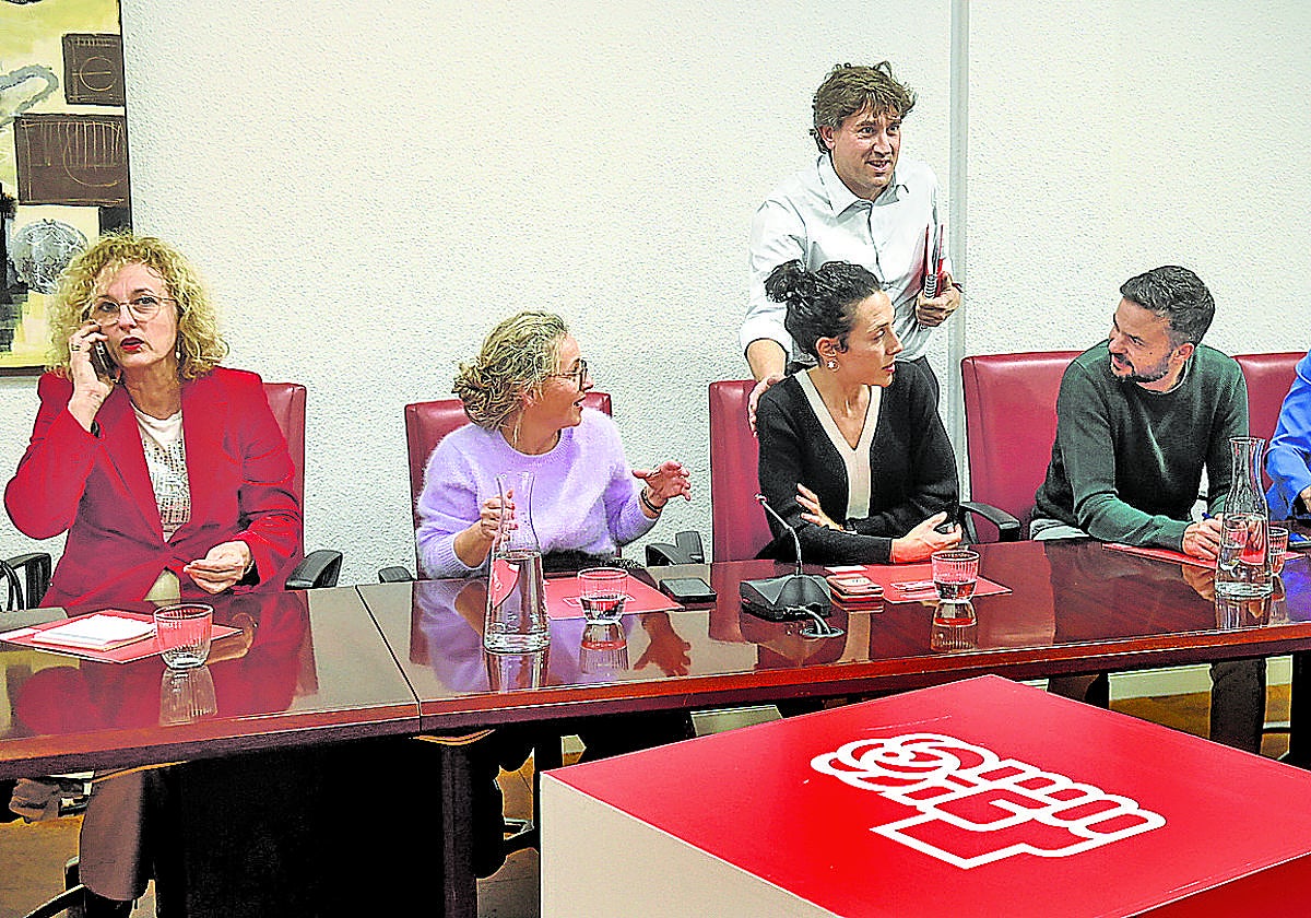 Eneko Andueza, con parte de su equipo, ayer en la reunión de la comisión ejecutiva en Bilbao.