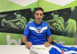 Mikel Urrutikoetxea ha estampado su firma en el nuevo contrato.