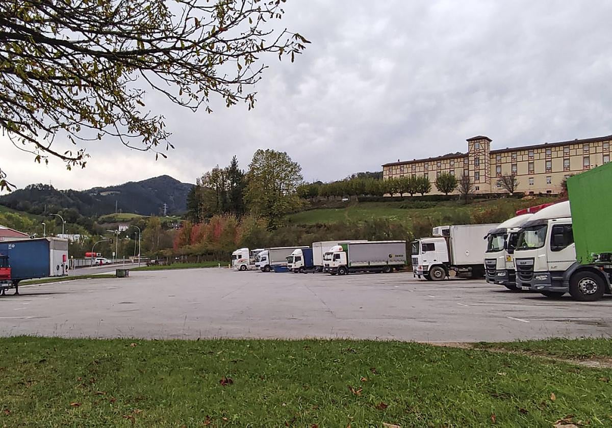 Solar en Iurreamendi usado como parking de camiones donde se plantea construir un hospital .