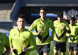 Aguerd, entre Zubeldia y Jon Martín en el entrenamiento de este miércoles