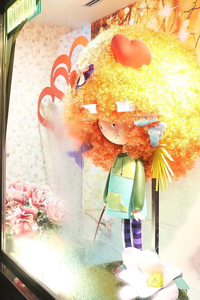 Imagen de Bruna instalada en el escaparate de la peluquería Idama.