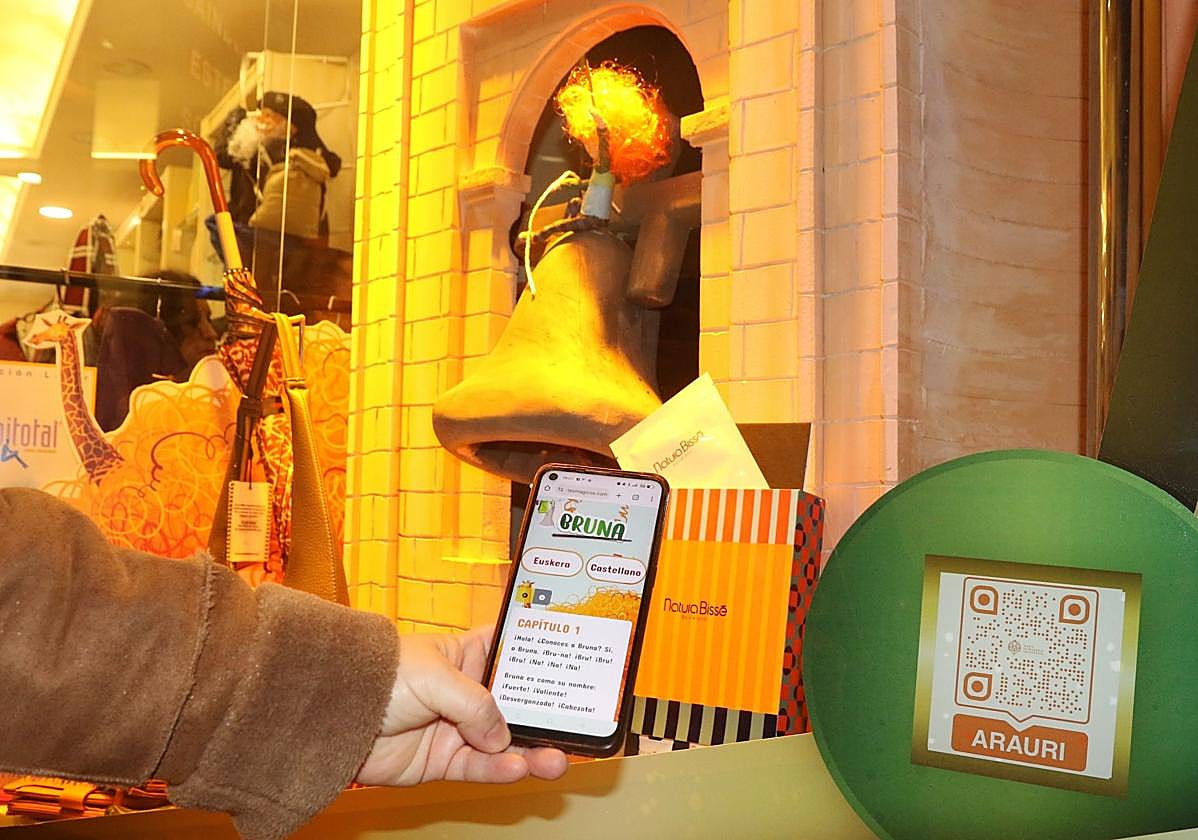 Una ciudadana empieza a leer el cuento en el escaparate de Arauri.