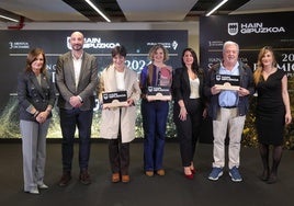 Olatz Azpiazu, tercera por la izquierda, durante la entrega de premios.