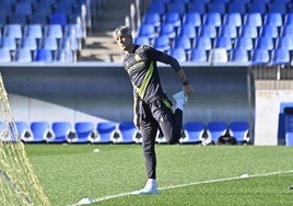 Imanol estira en Zubieta durante el entrenamiento de este miércoles