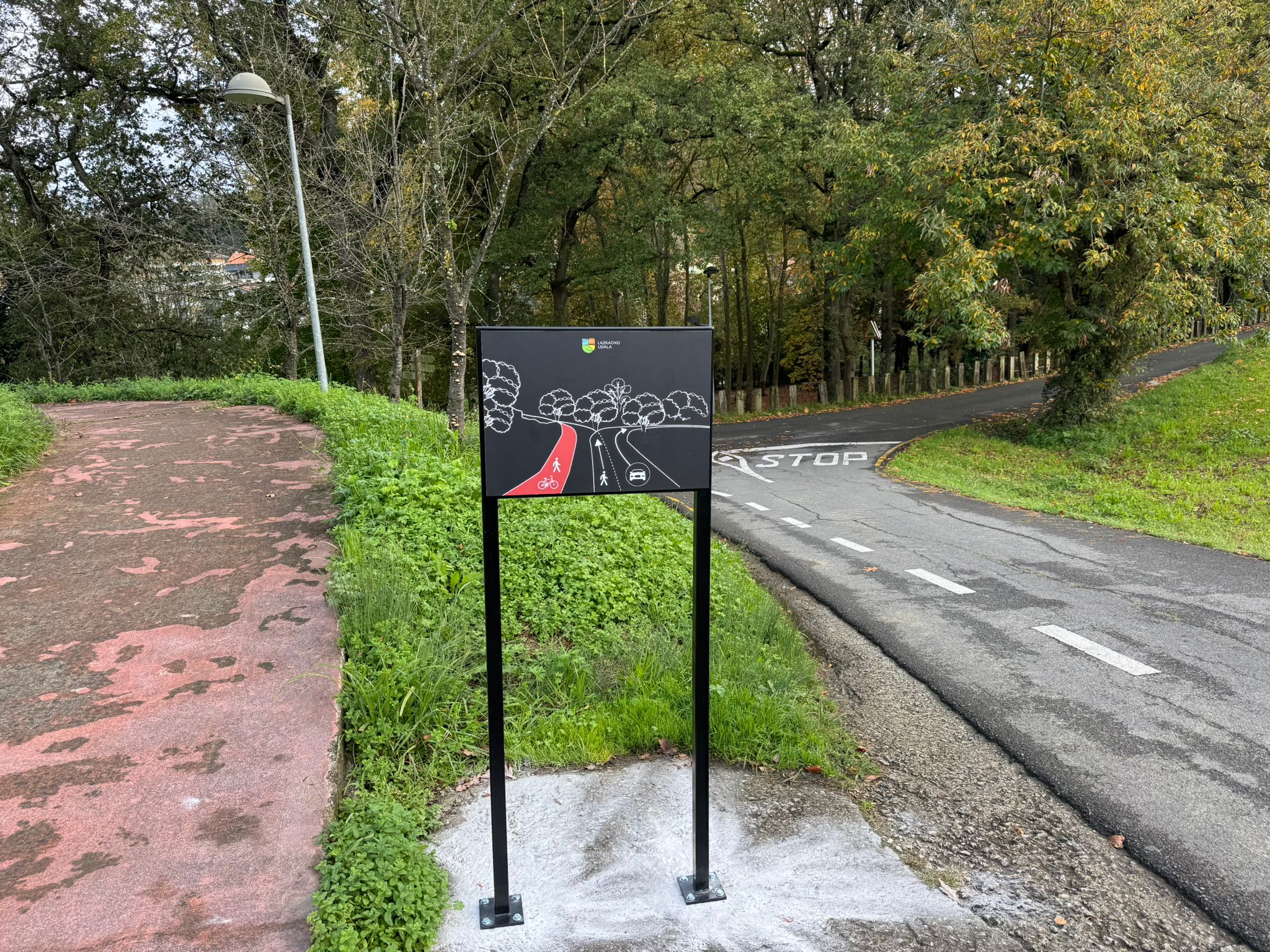 Imagen de uno de los carteles instalados de camino a Harizti Handi.