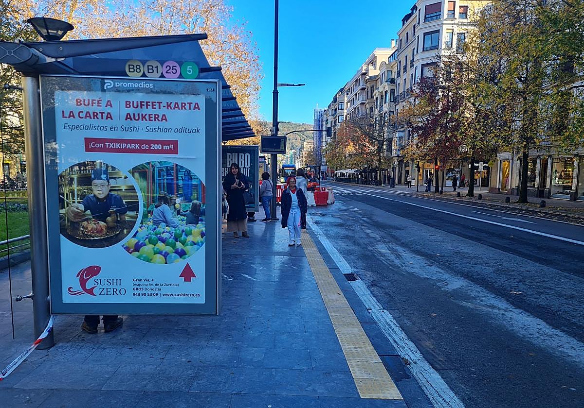Ayer se restablecieron en su posición habitual del Boulevrad las paradas de las líneas de Dbus 5, 25, 19, B1 y B8, que fueron trasladadas a Idiaquez hace unas semanas por obras. Las renovadas paradas incluyen una línea de baldosas amarillas podotáctiles para facilitar el acceso de los invidentes a los autobuses.