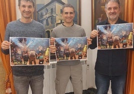 Mikel Arruti, Raúl Jimeno y Jon Legorburu muestran la foto ganadora.