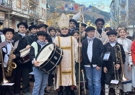 San Nicolás, rodeado de escolares, ayer por la tarde en Laubide, punto de partida de la ronda.