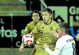 Jon Ander Olasagasti pelea un balón en el centro del campoen La Fuensanta.