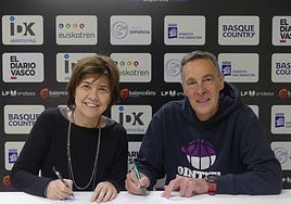 Los responsables de Ibaeta y Onintxe firman el acuerdo.