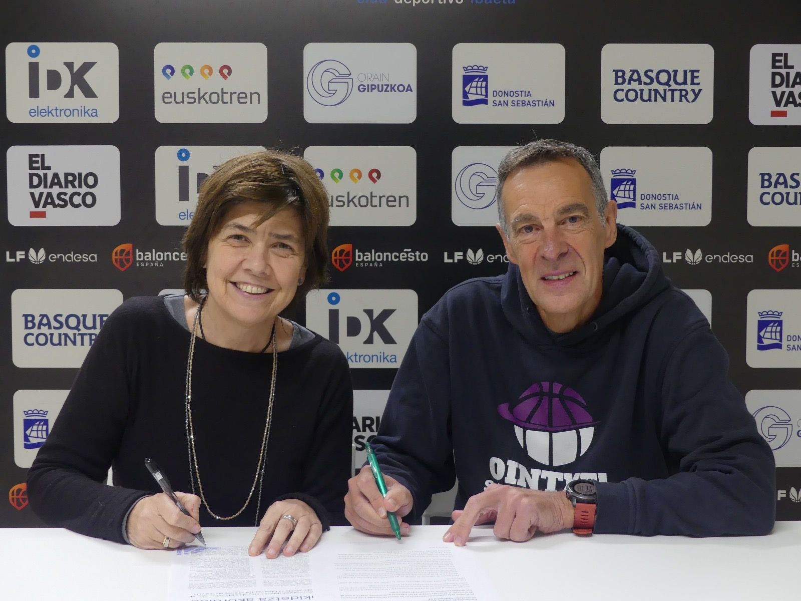 Los responsables de Ibaeta y Onintxe firman el acuerdo.