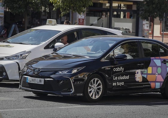 Vehículo VTC junto a un taxi en Sevilla.