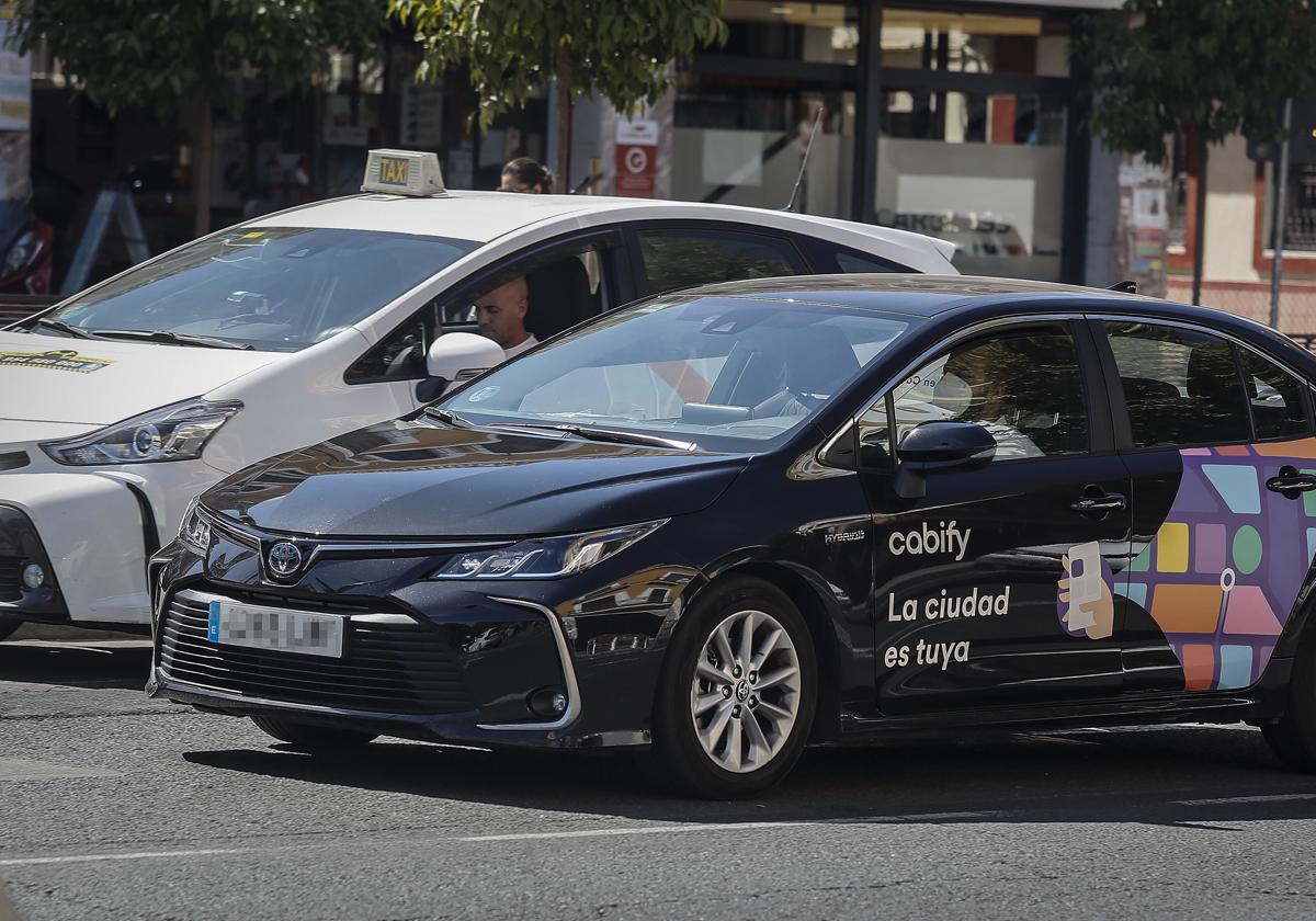 Vehículo VTC junto a un taxi en Sevilla.