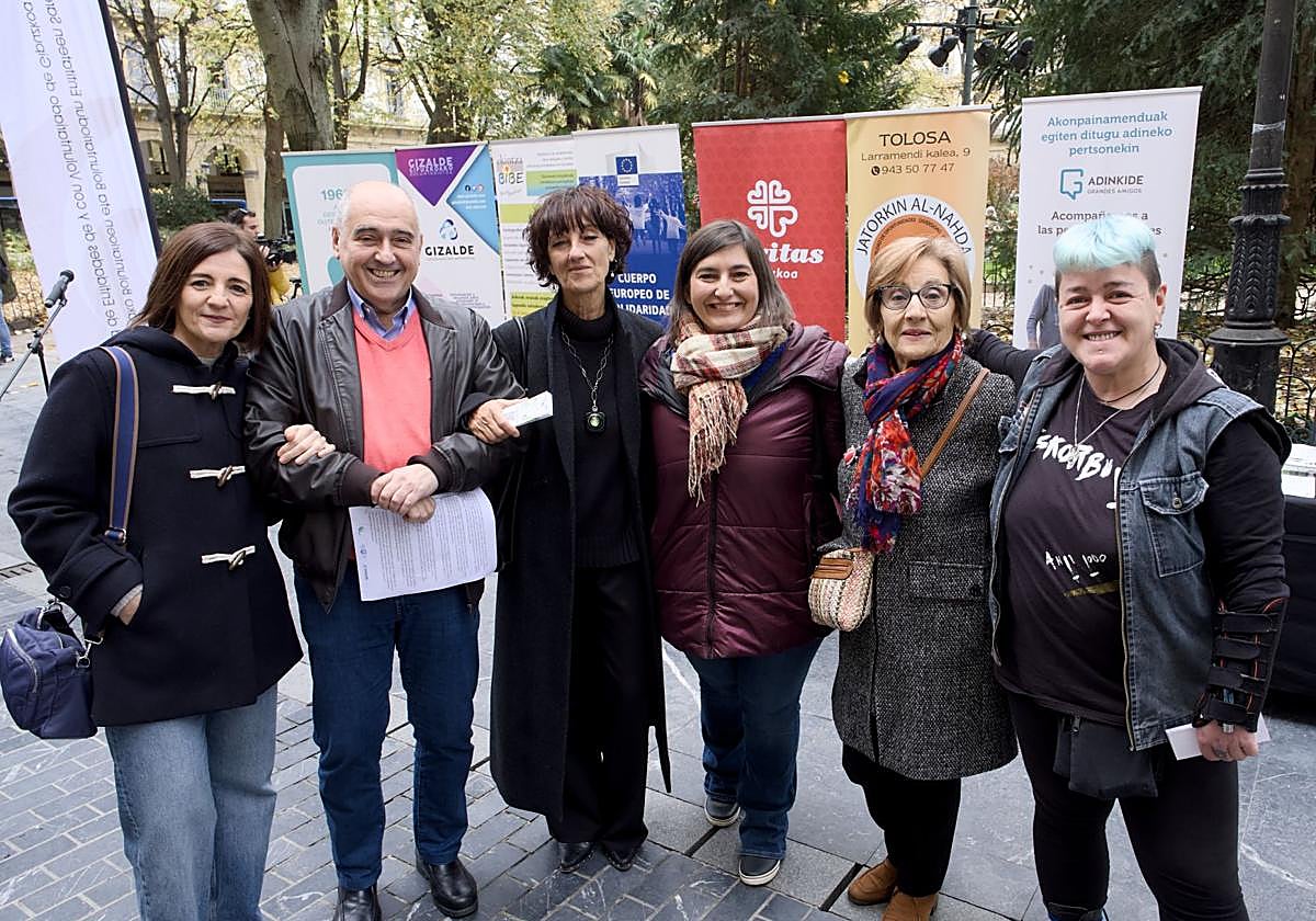 Compañeros y voluntarios de Adinkide posan en la Plaza Gipuzkoa, donde se celebró ayer el Día Internacional del Voluntariado.