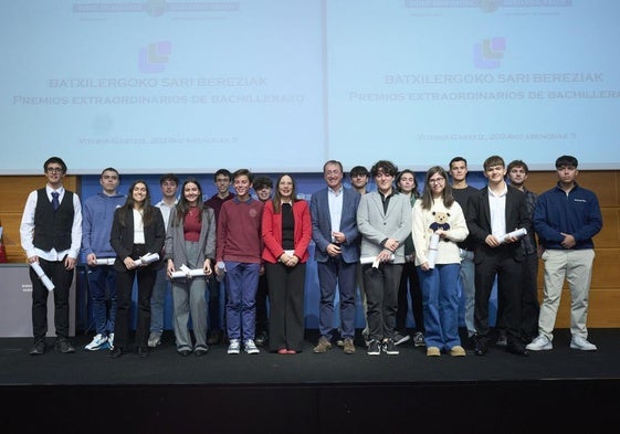 Los 16 estudiantes distinguidos con los mejores expedientes de bachillerato en Euskadi 2023/2024, junto a la consejera de Educación Begoña Pedrosa.