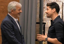 Carlos Sobera recibe a Juan Manuel en el restaurante de First Dates.