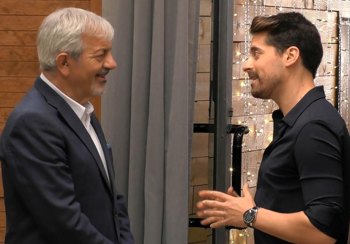 Carlos Sobera recibe a Juan Manuel en el restaurante de First Dates.