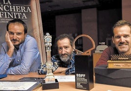 Aitor Arregi, Jon Garaño y Jose Mari Goenaga con los premios recibidos por 'La trinchera infinita'.