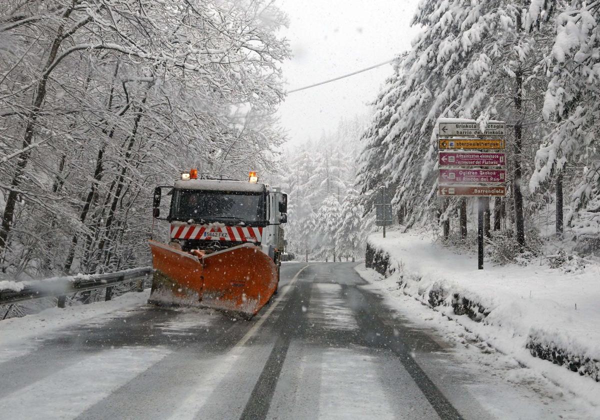 Gipuzkoa prepara su plan de vialidad invernal ante un puente con miles de desplazamientos y un descenso brusco de las temperaturas