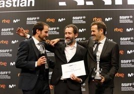 Aitor Arregi, Jon Garaño y Jose Mari Goenaga en el Festival de Cine de San Sebastián.