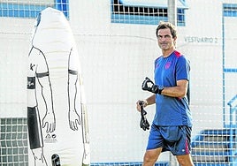Juanjo Valencia aparece en las instalaciones de entrenamiento del Leganés preparado para ejercitar a los porteros.