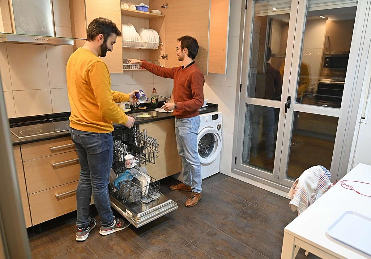 Dos jóvenes que comparten piso en una imagen de archivo ajena a esta información.