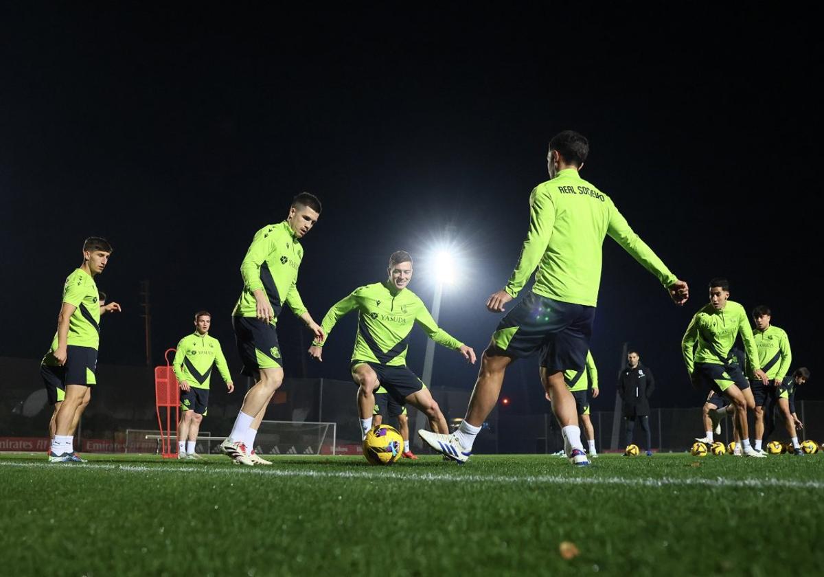 Sucic y Aguerd tratan de robar el balón durante un rondo en el entrenamiento en Valdebebas.