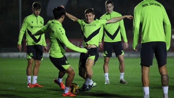 Kubo y Aihen pelean por un balón este sábado en Valdebebas