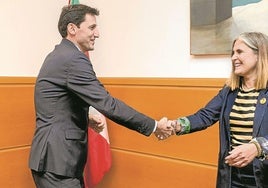 El consejero D'Anjou y la parlamentaria Kortajarena, en el Parlamento Vasco.