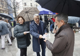 De Andrés reparte ejemplares de la Constitución en la bilbaína plaza Jado.