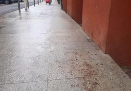 Restos de sangre en el lugar en el que se produjo la agresión en Pasai Antxo en 2021.