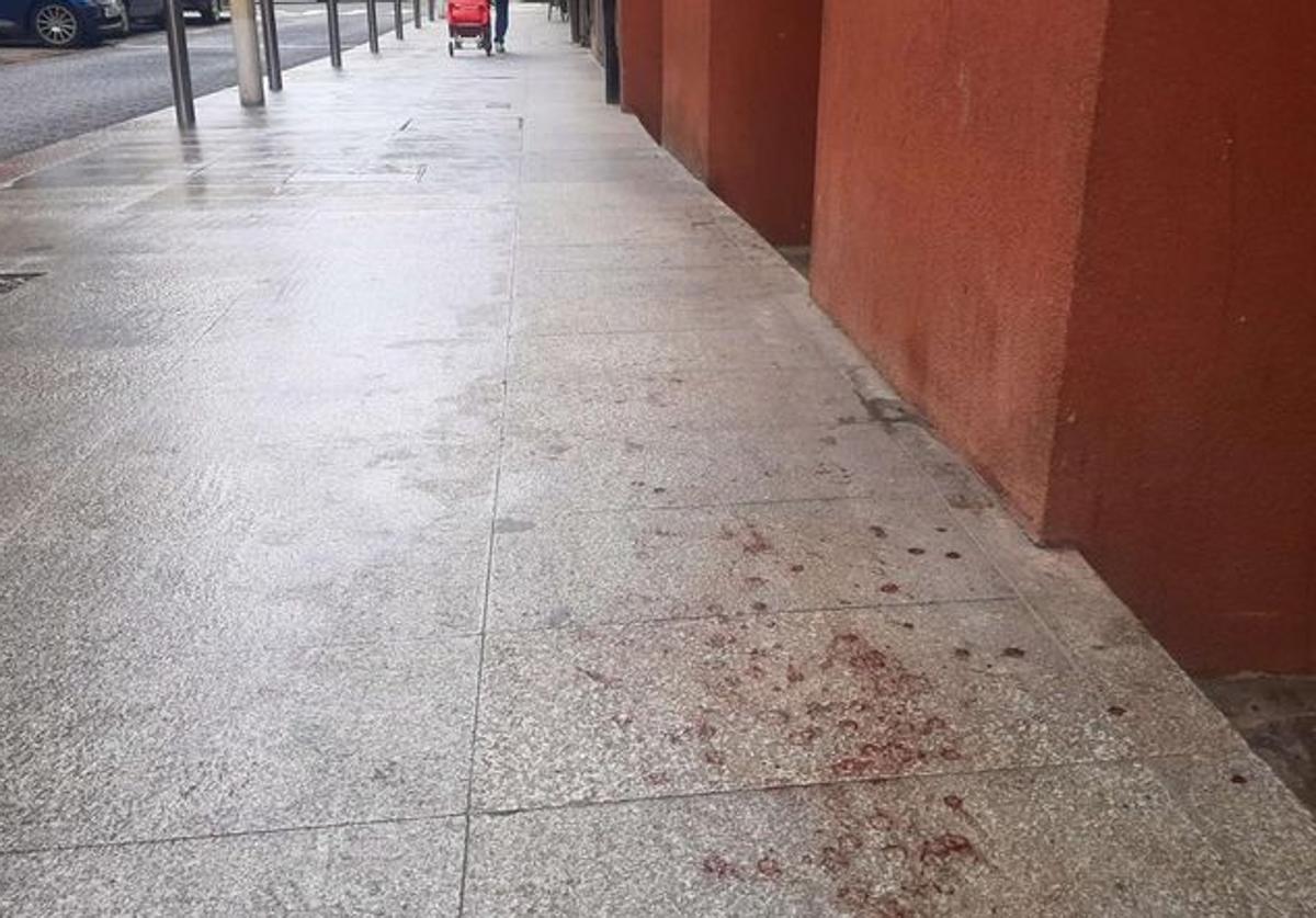 Restos de sangre en el lugar en el que se produjo la agresión en Pasai Antxo en 2021.