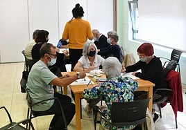 Usuarios de la asociación de párkison Aspargi, en un taller.