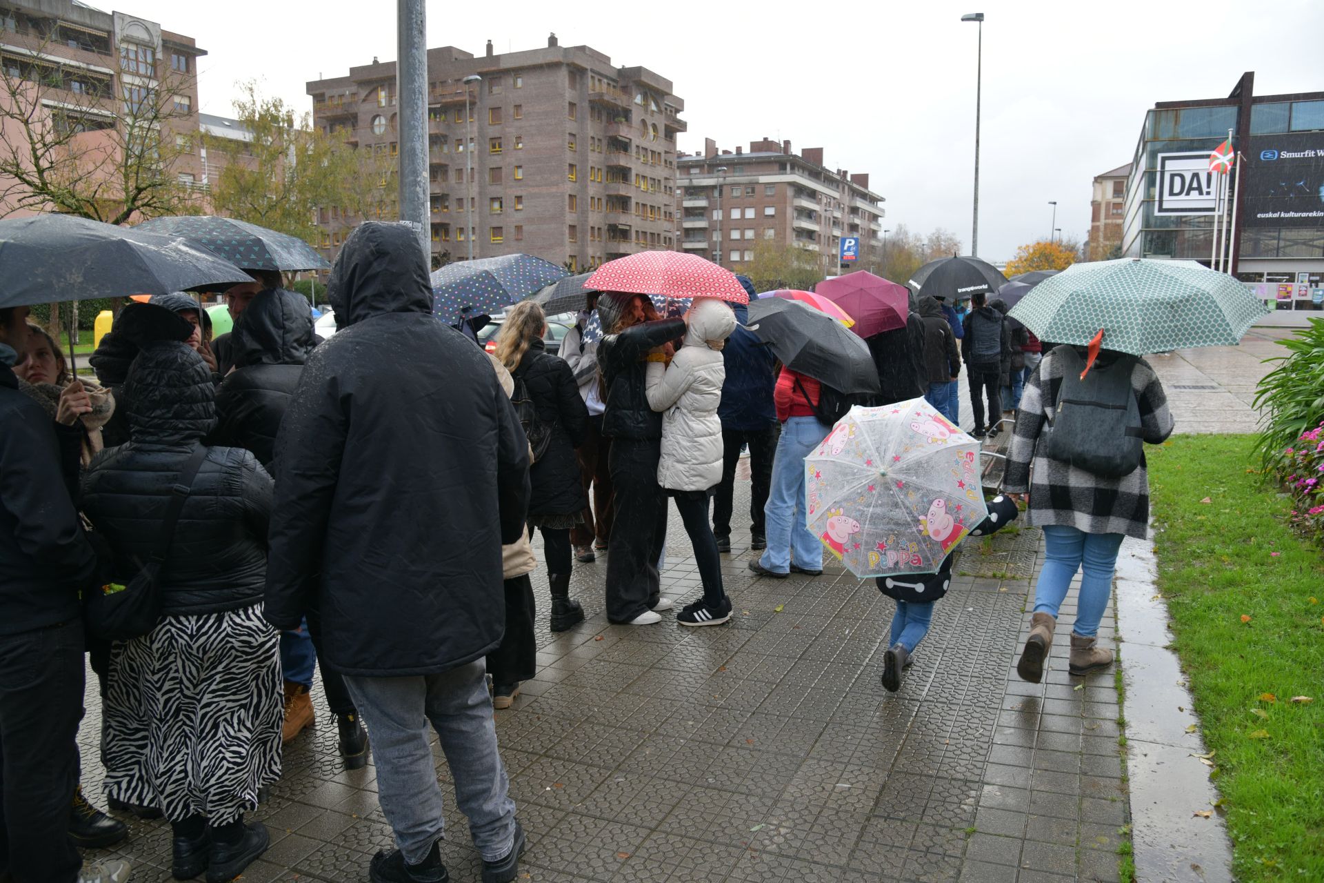 Jende ugari Durangoko Azokan, eguraldi txarra gorabehera
