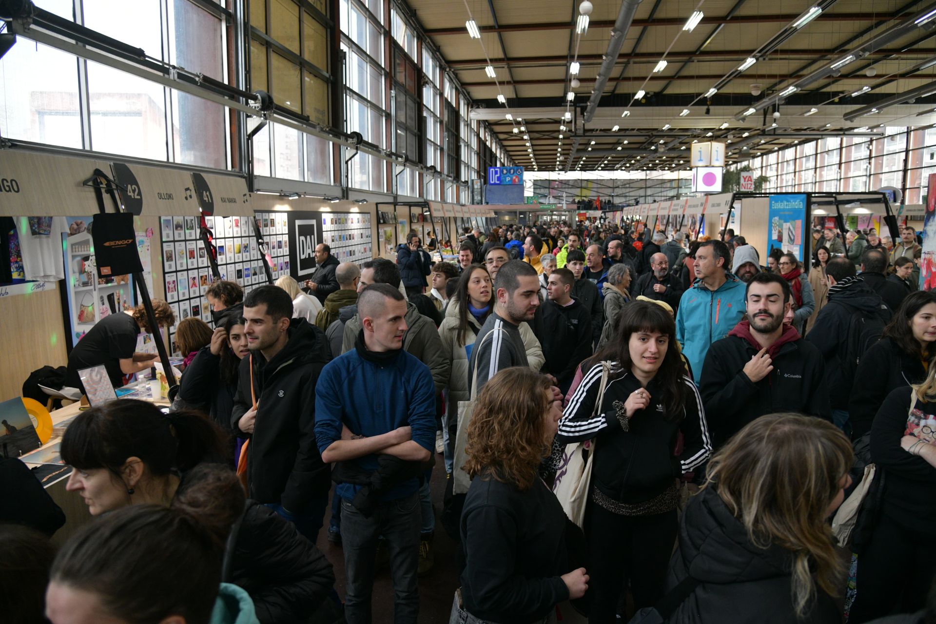 Jende ugari Durangoko Azokan, eguraldi txarra gorabehera