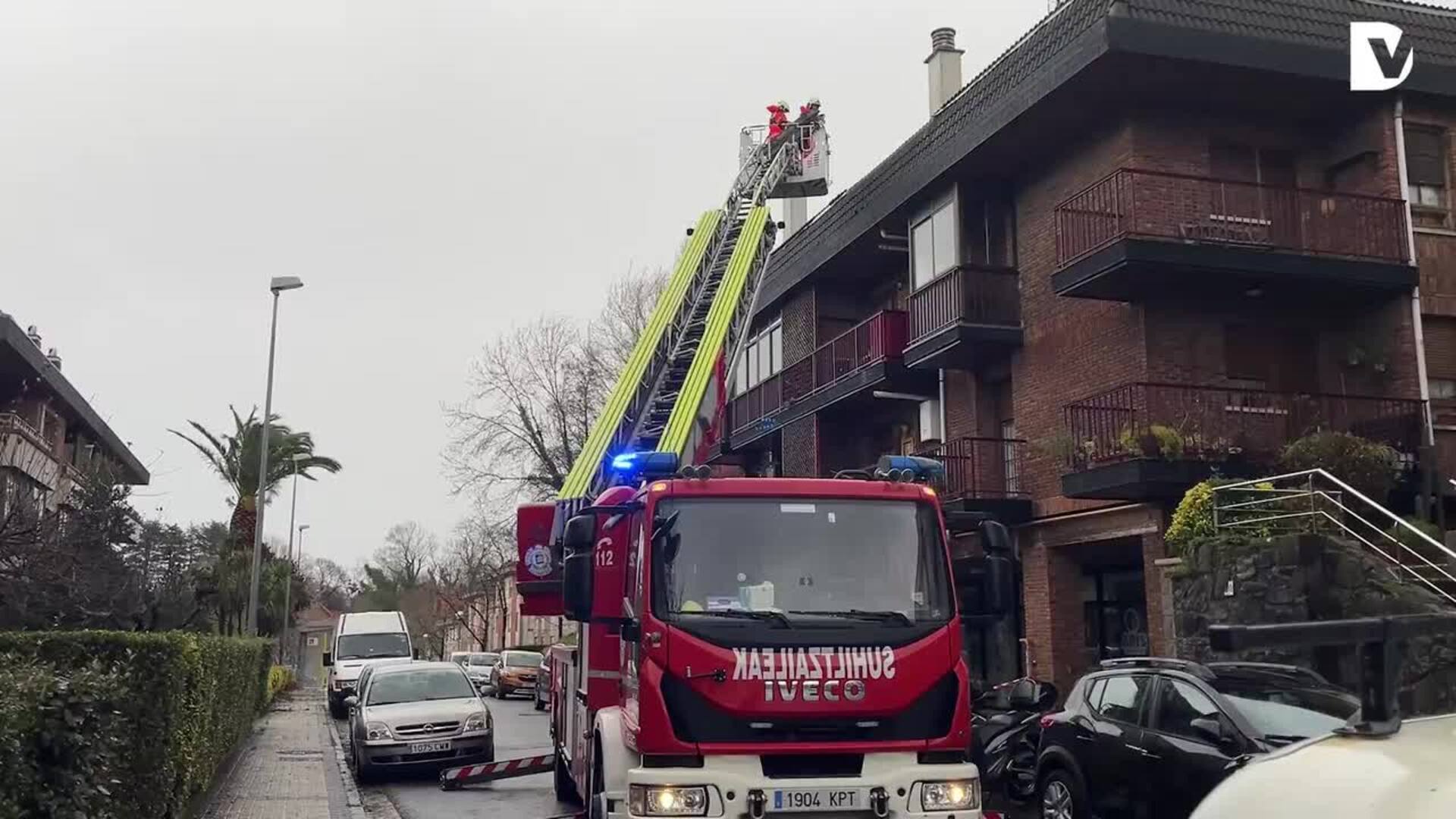 Actuación de bomberos en San Sebastián para retirar tejas con riesgo de caída