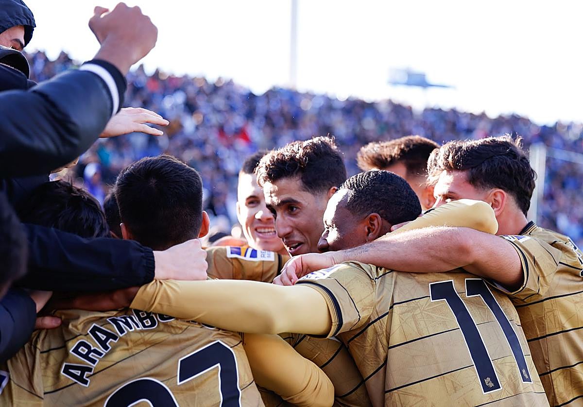 Los jugadores de la Real Sociedad celebran el gol de Ander Barrenetxea.Méndez.