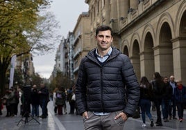 Mikel Lezama posa ante la fachada del edificio de la Diputación de Gipuzkoa.