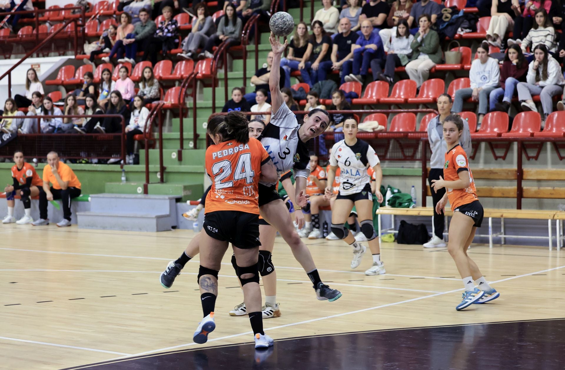 Miren Garate en una acción ofensiva en el último partido del Aritzbatalde.
