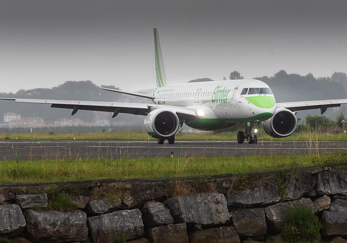 Un avión de la aerolínea Binter procedente de Gran Canaria aterriza en la pista del aeropuerto de Hondarribia.