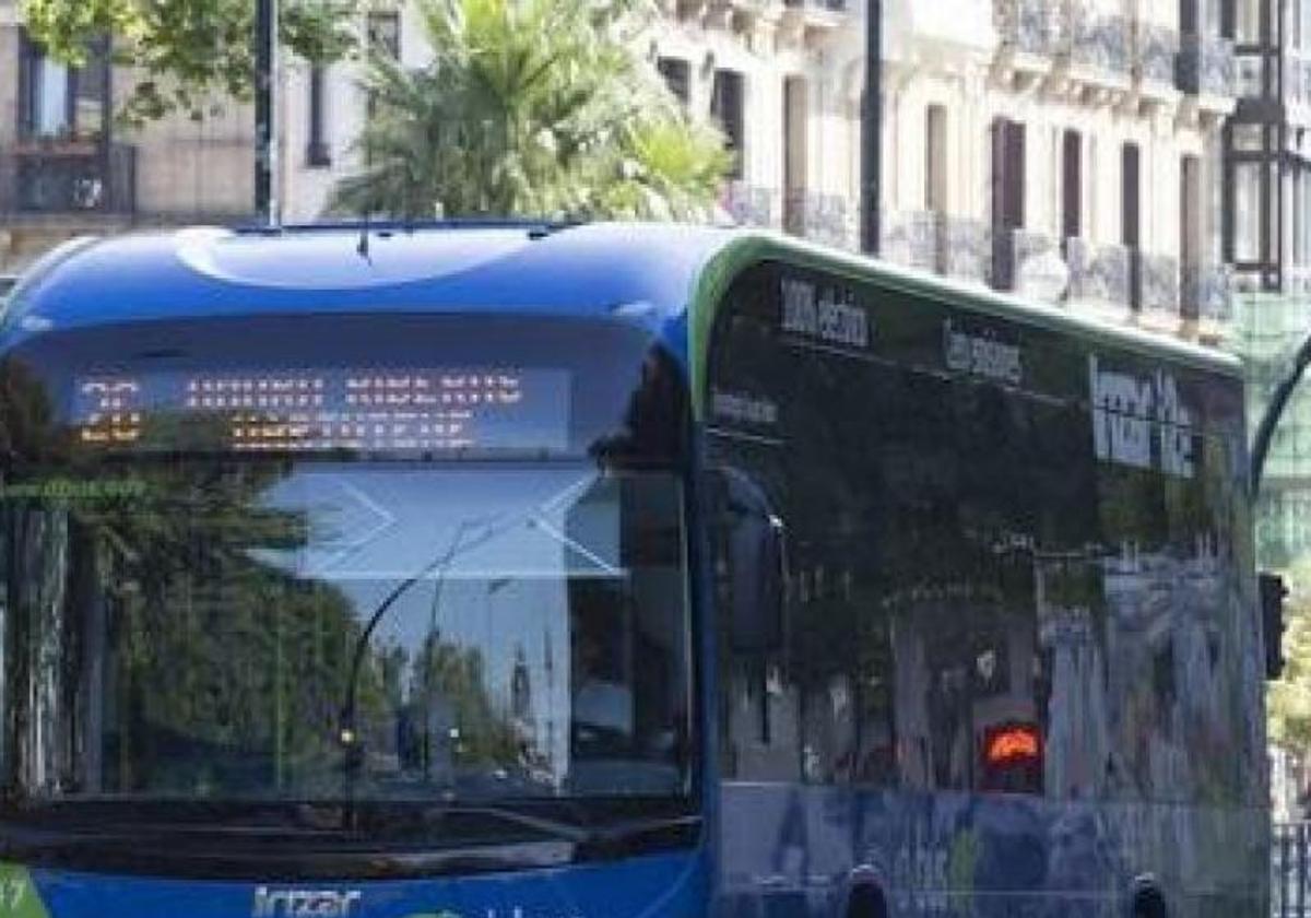 Un herido leve tras golpear un autobús de Dbus dos vehículos aparcados en Herrera