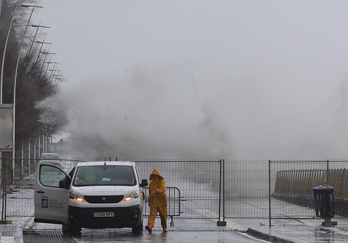 Una ola impacta en el Paseo Nuevo.