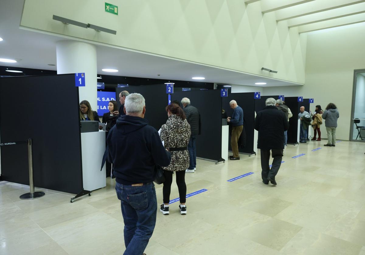 Accionistas acceden a las cabinas de votación.