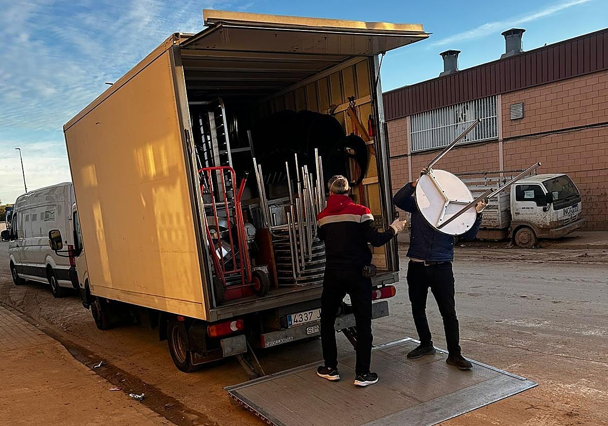 Los muebles y electrodomésticos ya están en Paiporta y ayudarán a cinco comercios locales.