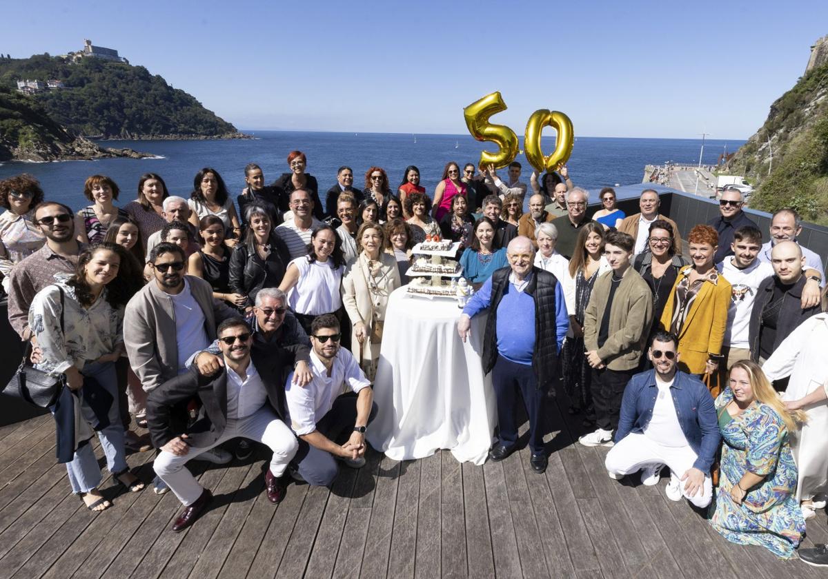 La familia Arzak y todo el equipo del restaurante celebran el 50 aniversario de su primera estrella Michelin.