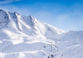 Así lucen este martes las pistas de Astún tras las nevadas de los últimos días.