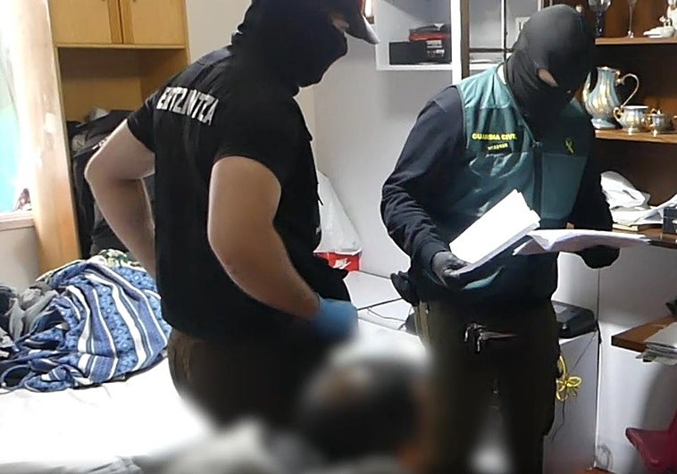 Registro efectuado por Ertzaintza y Guardia Civil en uno de los domicilios de los detenidos.