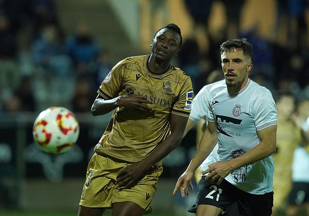 Sadiq lucha un balón ante el jugador del Conquense, rival de la Real en la pasada ronda copera